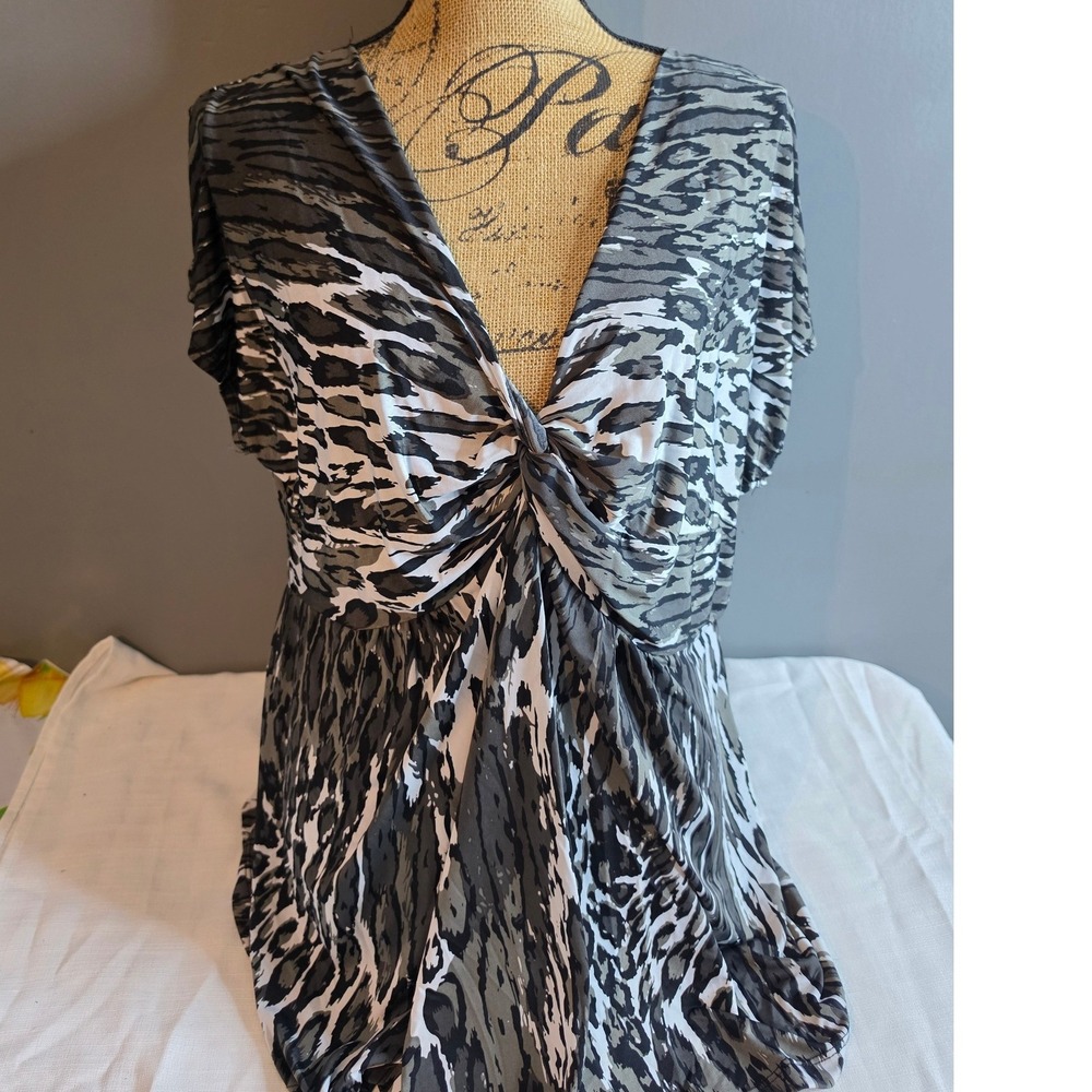 Zoey Beth Plus Stretch Animal Print Twist Front V-Neck Top Grey White 2X